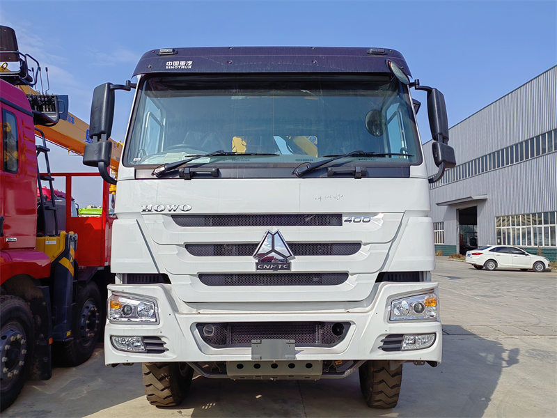 Howo 8x4 truck with 16T knuckle crane