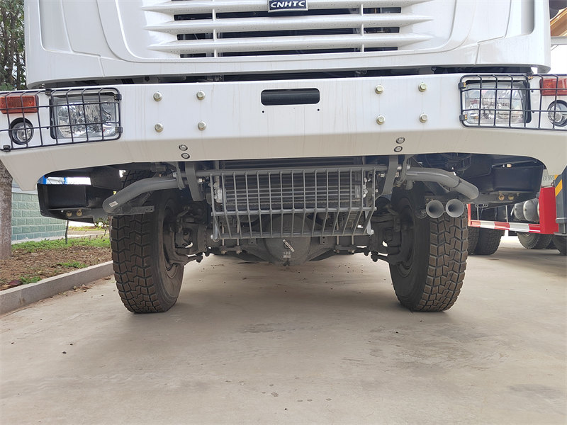 HOWO 6×6 truck with crane