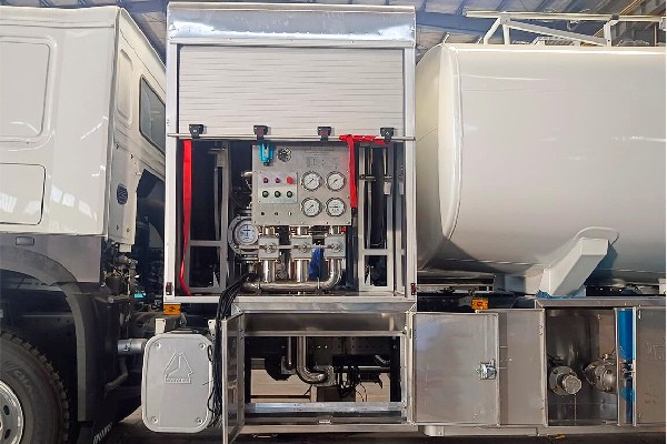 Aircraft fuel truck integrated refueling system