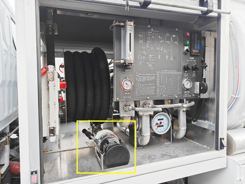 Hose reel with underwing refueling gun