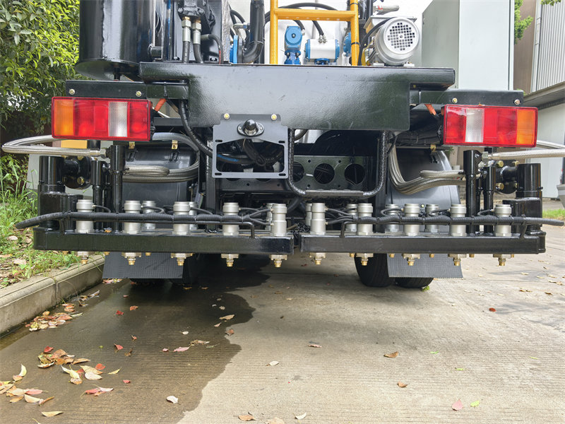 HOWO light asphalt spreader truck