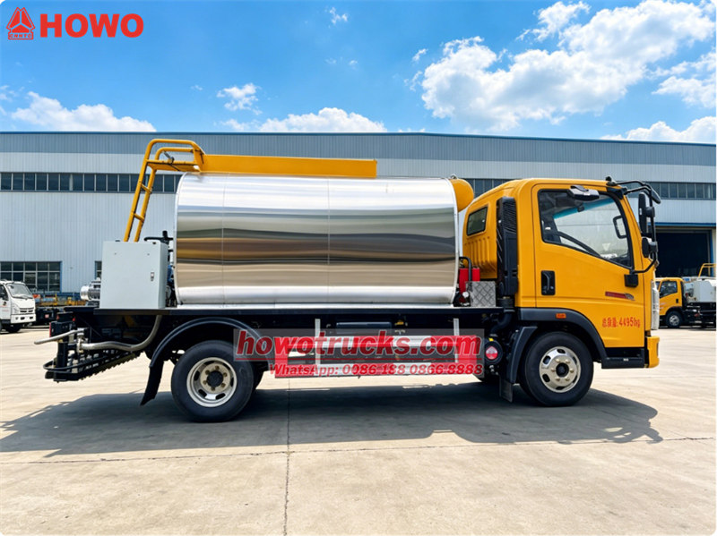 &nbsp;HOWO light asphalt spreader truck