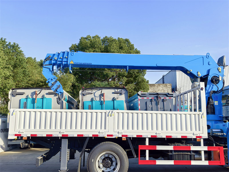HOWO M7 10tons crane lorry truck HOWO M7 10tons crane lorry truck