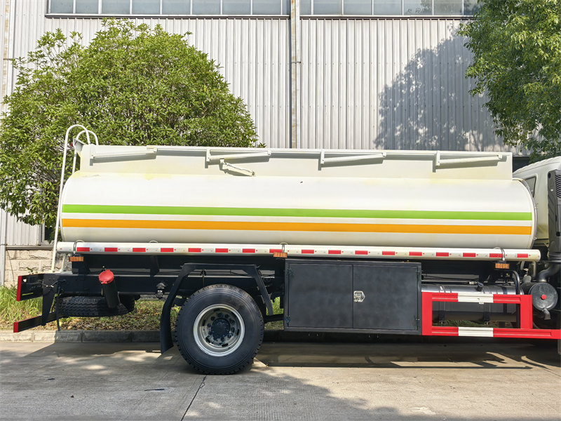 HOWO light 8000L fuel tank truck